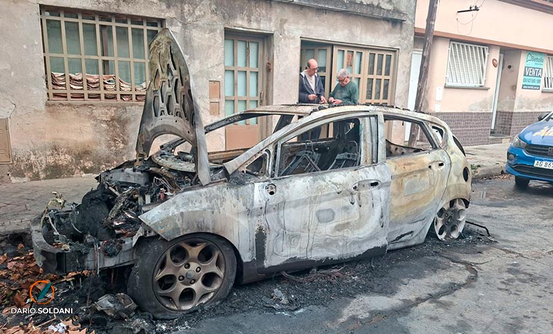 “Estaba durmiendo, un vecino me tocó timbre y me dijo: ‘Mirá, se está prendiendo fuego el auto’”
