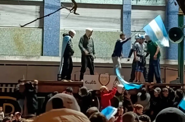 Festejo accidentado: un techo al que se subieron hinchas se desplomó en Entre Ríos