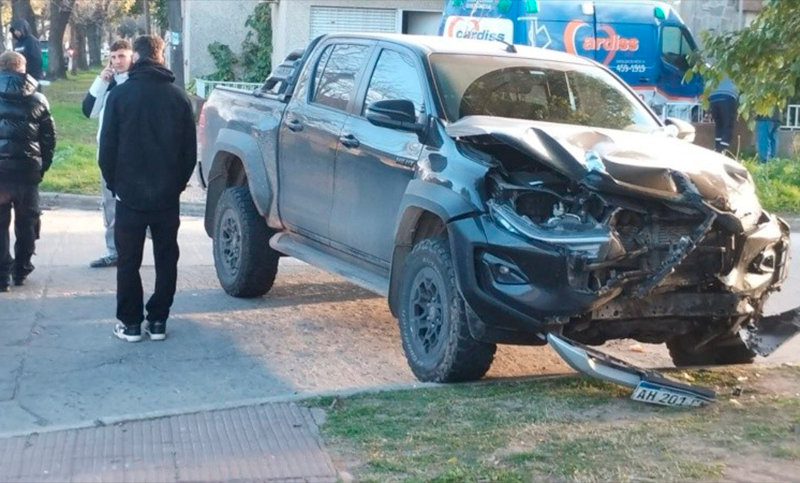 Una ambulancia terminó incrustada contra una vivienda tras un fuerte choque en zona norte