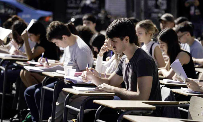 Por la “campaña anti Argentina” proponen arancelar universidades y hospitales bonaerenses para extranjeros