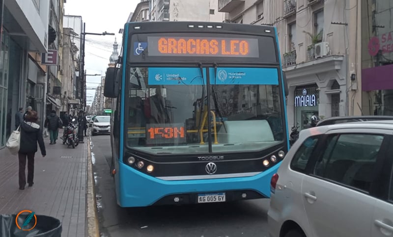Colectivos de Rosario muestran mensajes de agradecimiento para Messi y Lo Celso
