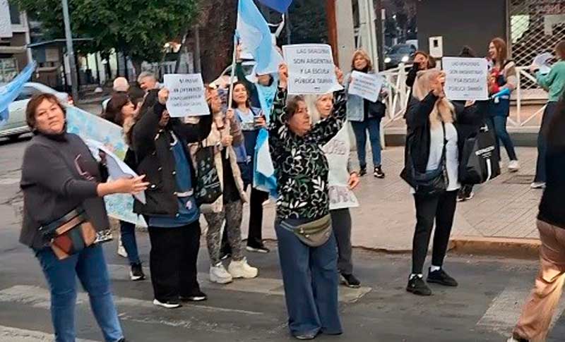 Ruidazo y Banderazo en defensa de la educación y de la salud en Rosario