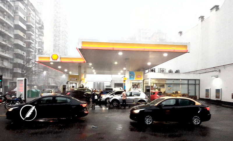 Fuerte temporal con granizo azotó Rosario: calles anegadas, autos bajo refugio y un tornado en la región