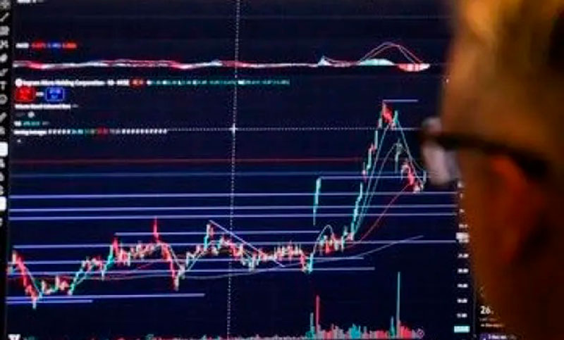 Tras la baja calificación de Moody`s de la deuda argentina, el riesgo país se acerca a los 400 puntos