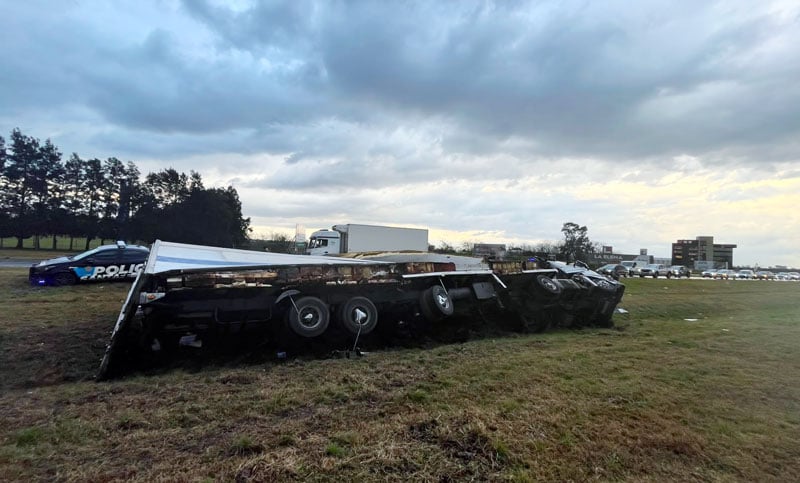 Un camión que transportaba lácteos volcó en la autopista Rosario-Córdoba y le robaron la carga