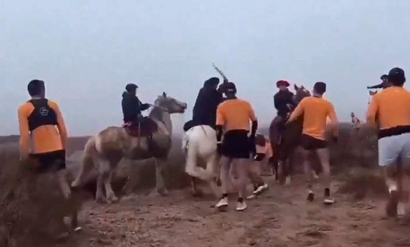«Grupo de violentos»: fuerte polémica por el ataque de jinetes a maratonistas en Río Negro