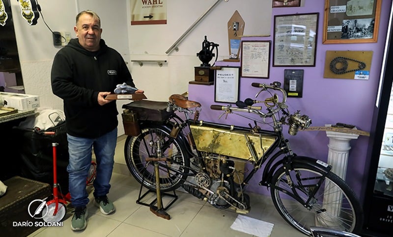 El eslabón perdido entre la bici y la moto en un peluquería de Rosario: “Esto es de seis años antes que el Titanic”