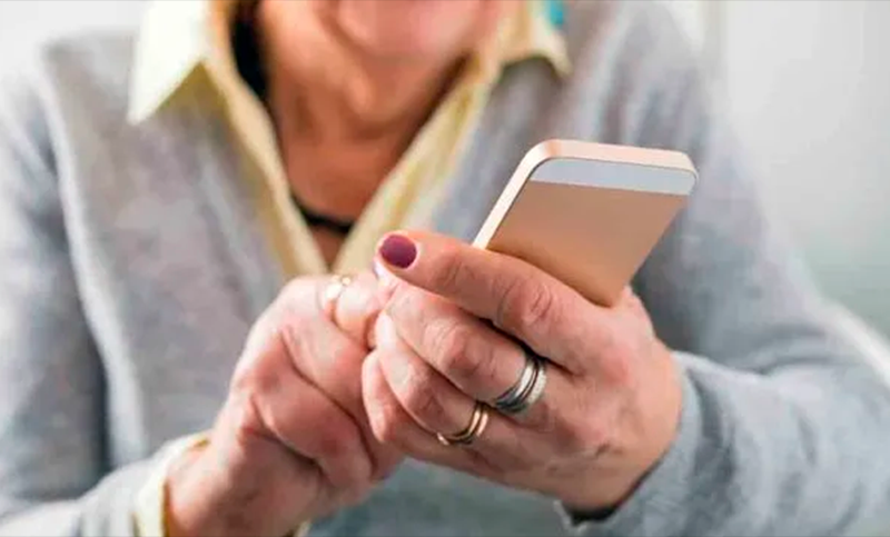 Quería comunicarse con el banco, llamó al número que apareció en internet y la estafaron