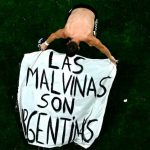 Enigma develado: la bandera de Malvinas fue hecha por hinchas que la ingresaron «escondida en la ropa interior»