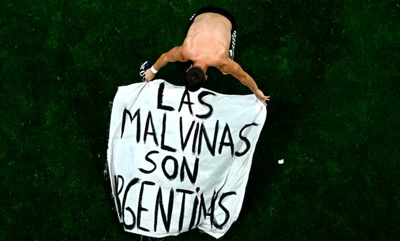 Enigma develado: la bandera de Malvinas fue hecha por hinchas que la ingresaron «escondida en la ropa interior»