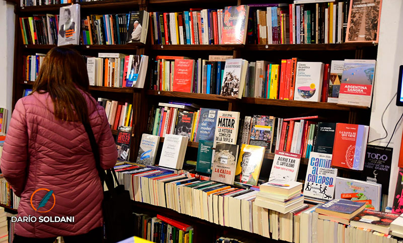 Libreros en alerta porque el Gobierno busca eliminar una ley clave para el sector: ¿en qué consiste y cómo los afectará?