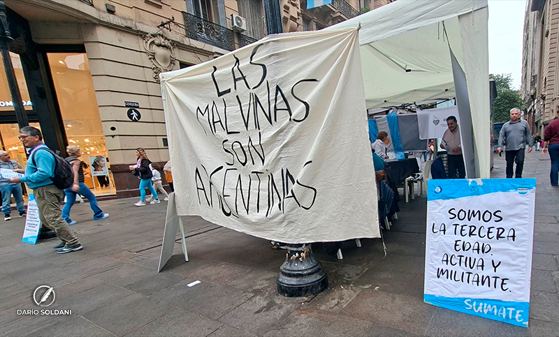 Nueva concentración de adultos mayores en Corrientes y Córdoba: recibieron una copia de la bandera que los jugadores mostraron en el Mundial