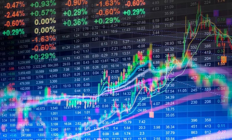 Estampida en el mercado financiero: el dólar oficial al alza y el riesgo país salta por encima de los 440 puntos