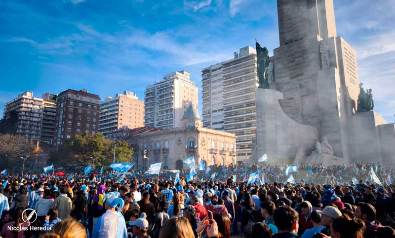 Una nena que festejaba el triunfo de Argentina cayó desde el puente del Pasaje Juramento en el Monumento