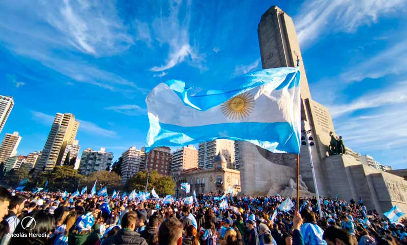 Desahogo y festejos: miles de personas celebraron la victoria de la Selección en el Monumento