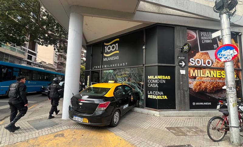 Un taxi chocó en barrio Martin y terminó incrustado en un comercio de milanesas