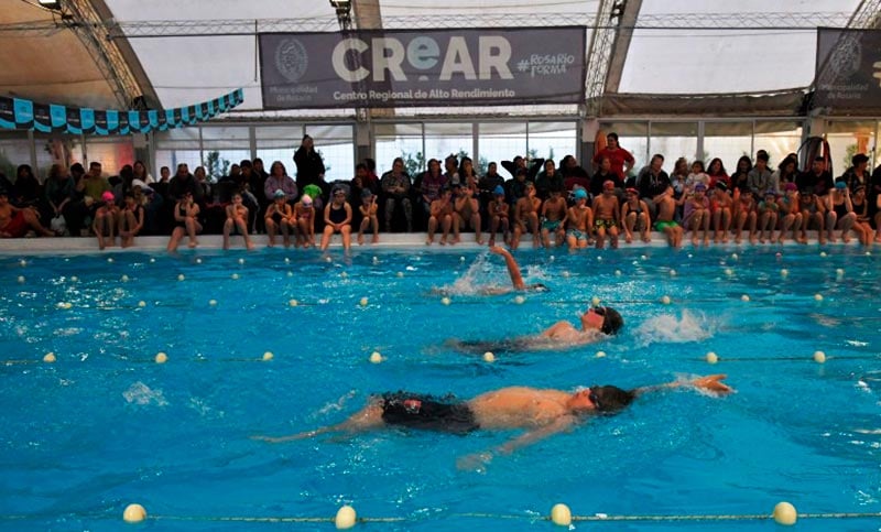 Torneo de natación que organiza el CReAR en Tiro Suizo