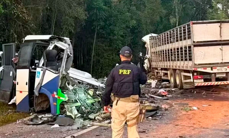 Tragedia en el sur de Brasil: 23 muertos y cinco heridos al chocar un minibús y un camión