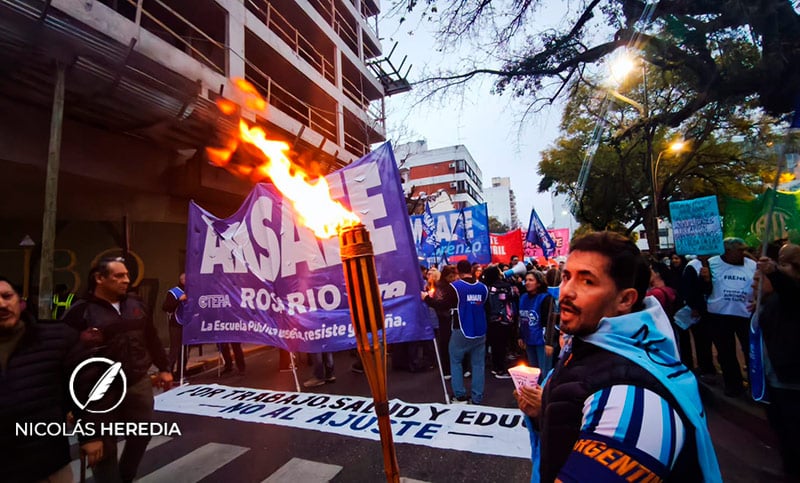 Docentes santafesinos llevaron a cabo otra Marcha de las Antorchas en Rosario contra el ajuste de Milei