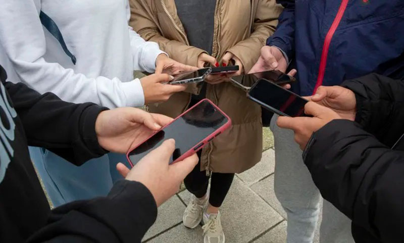 Tribunal francés bloquea la ley que prohibía a los menores de 15 años usar redes sociales