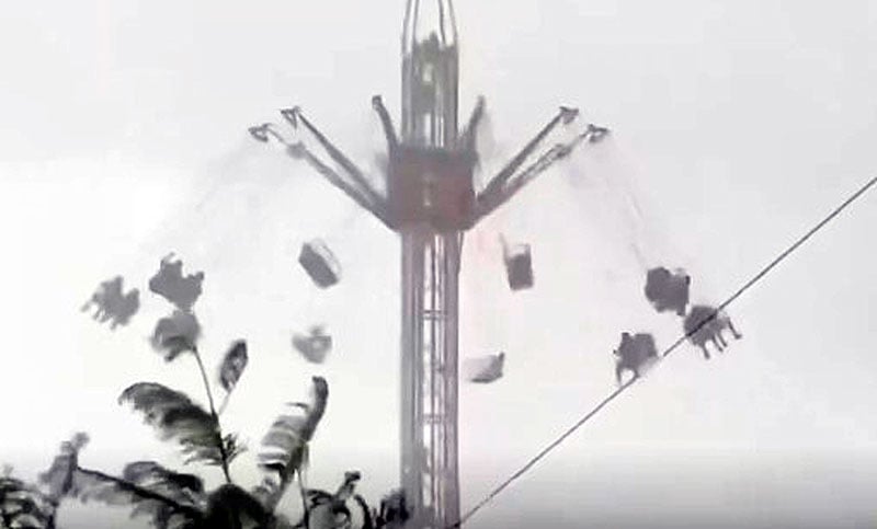 México: una tormenta sorprendió a jóvenes en un juego mecánico y quedaron atrapados a varios metros de altura