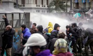 Incidentes frente al Congreso durante la protesta contra la Ley de Propiedad Privada