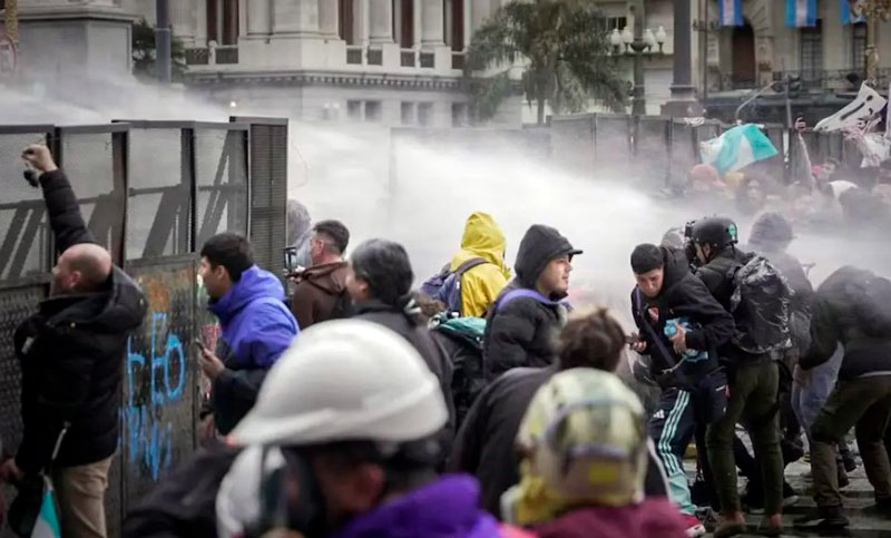 Incidentes frente al Congreso durante la protesta contra la Ley de Propiedad Privada