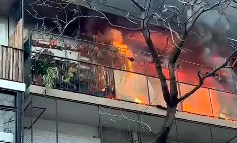 Se incendió un departamento de un edificio lindero a la casa de Cristina Kirchner y dos personas fueron asistidas