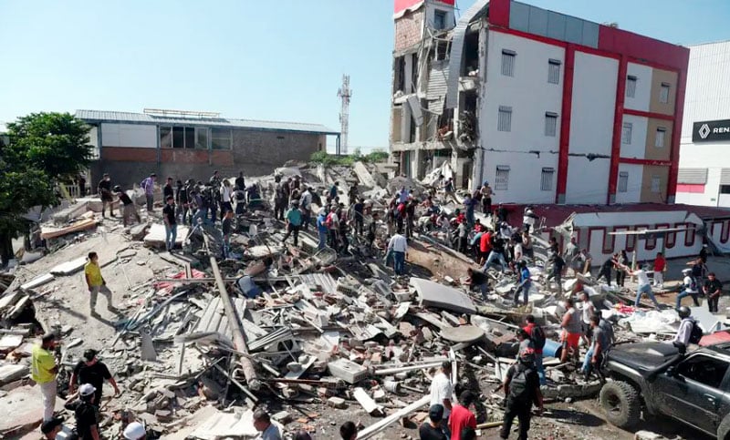 Ya son más de un centenar las víctimas fatales del terremoto de magnitud 7,4 en Colombia