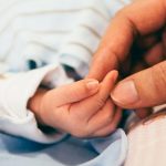 Cae la natalidad en Argentina: menos nacimientos, más envejecimiento y un desafío para el futuro