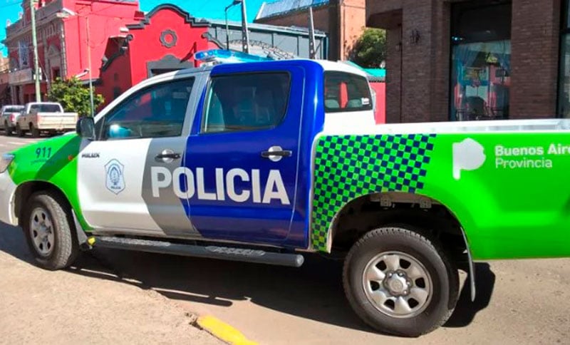 Una pareja de policías abatió a tres ladrones que intentaron robarles el auto