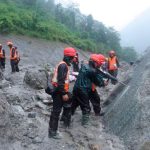 Inundaciones en Nepal: rescatistas luchan contra el tiempo para salvar a atrapados en túneles