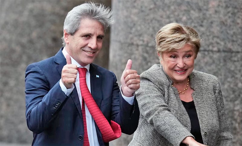 Caputo declara tener más de 8 millones de dólares afuera del país mientras pide que los argentinos “los saquen del colchón”