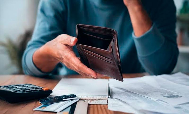 Economía de supervivencia: nueve de cada diez hogares argentinos están endeudados, y casi la mitad por fuera del sistema financiero
