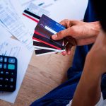 Con salarios que no repuntan, el 61% de los argentinos se endeudó para pagar servicios básicos