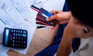 Con salarios que no repuntan, el 61% de los argentinos se endeudó para pagar servicios básicos