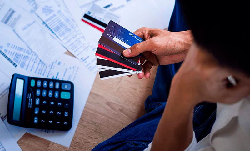 Con salarios que no repuntan, el 61% de los argentinos se endeudó para pagar servicios básicos