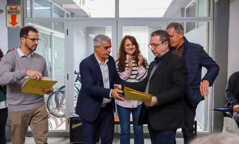 Reparación histórica en la UNR: restituyeron los legajos de dos docentes víctimas del terrorismo de Estado y la Triple A