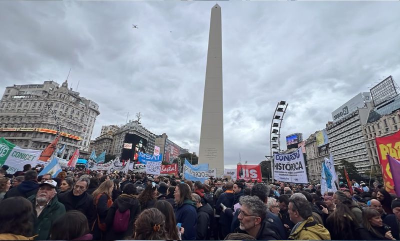 «Me pongo la camiseta»: masiva protesta frente al Obelisco en defensa de la ciencia argentina