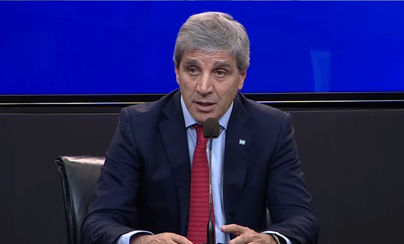 Caputo flexibiliza el crédito en dólares: los bancos podrán prestar hasta un 15% de sus depósitos a empresas