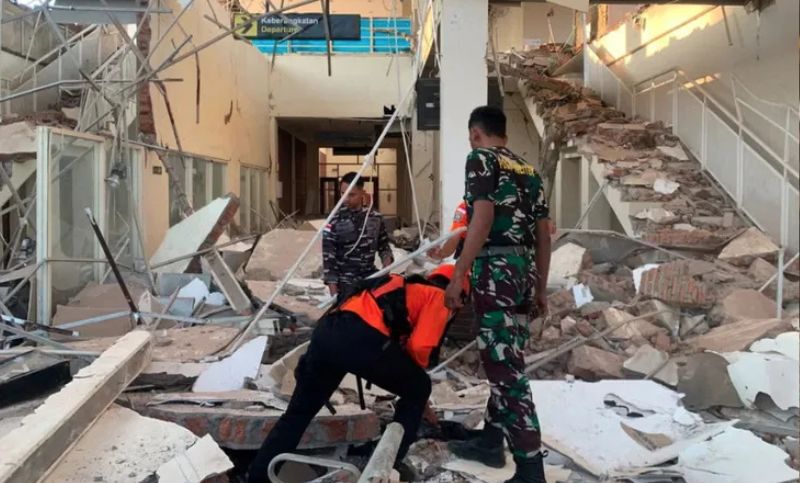 Tragedia en Indonesia: un sismo de magnitud 7,7 dejó al menos 38 muertos