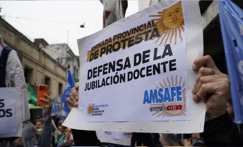 Docentes y jubilados de AMSAFE ganaron la calle contra la reforma previsional: «El recorte es injusto y discriminatorio»