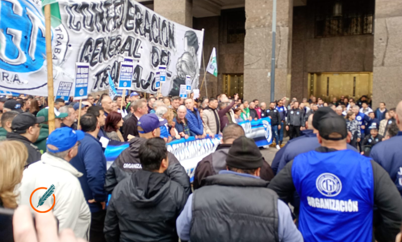 La CGT y las CTA reclamaron frente al Ministerio de Economía por el endeudamiento familiar