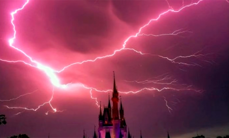 Violenta tormenta eléctrica golpeó a Disney World: hay evacuados y zonas anegadas