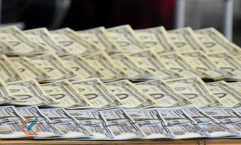 Mercado cambiario: el dólar arranca la semana al alza mientras el riesgo país se acerca a los 500 puntos
