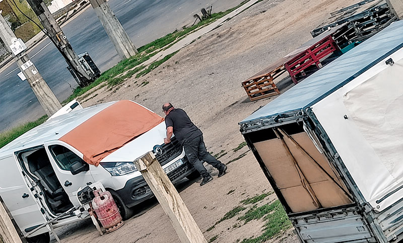 Impactante: un dron ataca a un vendedor callejero en Ucrania y Kiev habla de un crimen de guerra de Rusia