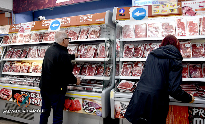 El consumo privado cayó 1,2% interanual en julio y acumuló una contracción de 1,5% en lo que va del año