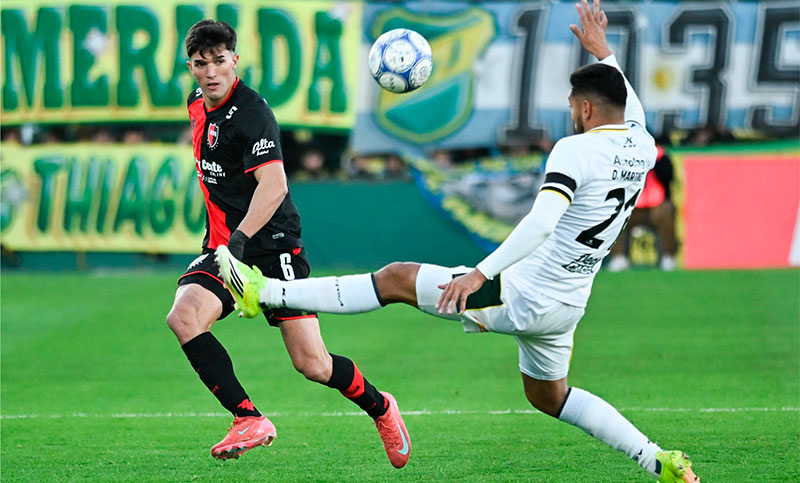 Newell’s no tuvo efectividad, se equivocó atrás y perdió con Defensa por 2 a 1