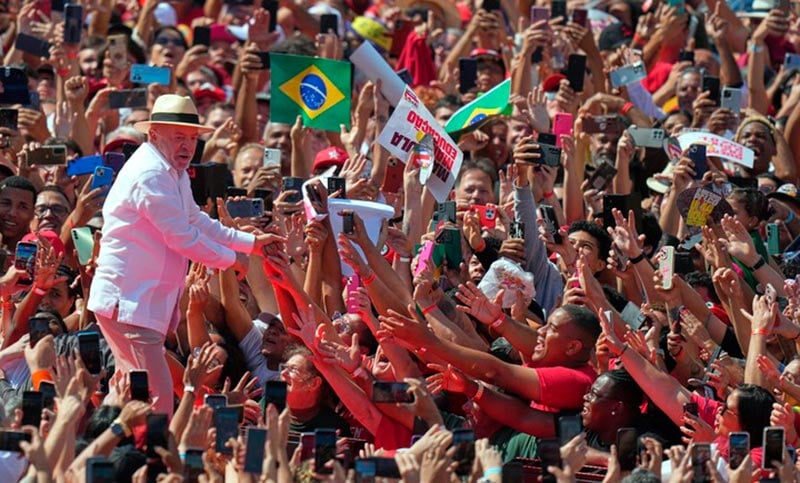 Bajo una multitud en San Pablo, Lula lanzó su campaña para la reelección presidencial en Brasil