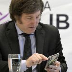 ¿No entiende inglés?: Milei celebró un artículo internacional que en realidad lo identifica como “un peligro”